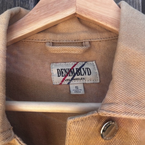 Cropped fitted denim jacket - Picture 2 of 3